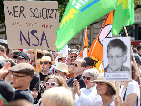 Menschen nehmen in Berlin an einer Demonstration zu einer bundesweiten Protestaktion gegen das Spähprogramm PRISM und Abhörmaßnahmen durch den US-Geheimdienst NSA teil. Menschen nehmen in Berlin an einer Demonstration zu einer bundesweiten Protestaktion gegen das Spähprogramm PRISM und Abhörmaßnahmen durch den US-Geheimdienst NSA teil.