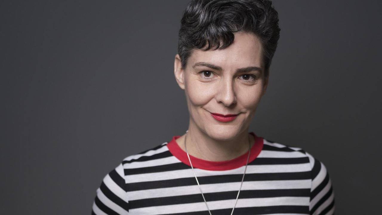Das Bild zeigt die Autorin Brenda Strohmaier in einem blau-weiß gestreiften T-shirt mit rotem Kragen. Beide Hände sind in den Taschen des schwarzen Rocks. Sie schaut mit geschlossenen Lippen lächelnd in die Kamera. Das Bild zeigt die Autorin Brenda Strohmaier in einem blau-weiß gestreiften T-shirt mit rotem Kragen. Beide Hände sind in den Taschen des schwarzen Rocks. Sie schaut mit geschlossenen Lippen lächelnd in die Kamera.