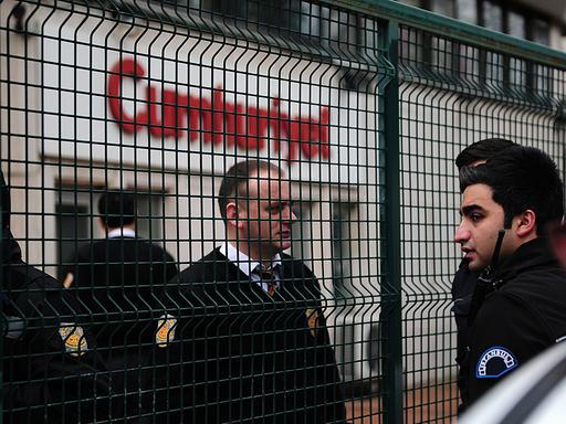 Polizisten und Sicherheitsleute vor dem Redaktionsgebäude der Zeitung "Cumhuriyet" in Istanbul, die Auszüge aus der "Charlie Hebdo"-Sonderausgabe nachgedruckt hatte