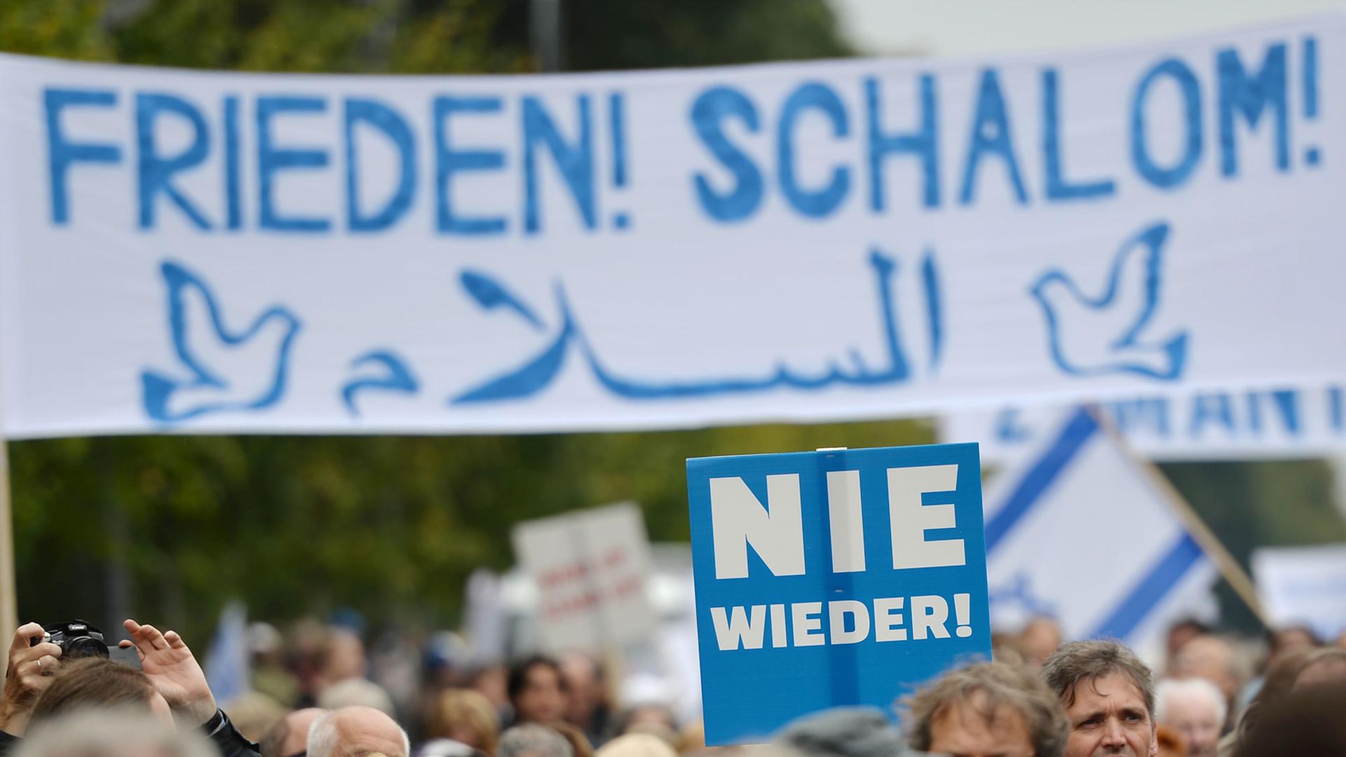 Teilnehmer der Kundgebung "Steh auf! Nie wieder Judenhass!" des Zentralrats der Juden in Deutschland stehen am 14.09.2014 vor dem Brandenburger Tor in Berlin. Teilnehmer der Kundgebung "Steh auf! Nie wieder Judenhass!" des Zentralrats der Juden in Deutschland stehen am 14.09.2014 vor dem Brandenburger Tor in Berlin.