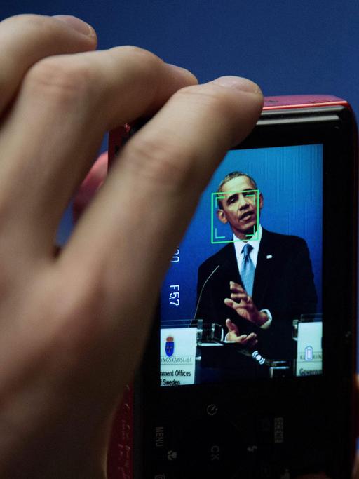 Barack Obama wird auf einer Pressekonferenz mit dem Smartphone fotografiert, Chancellery Rosenbad in Stockholm, Schweden, 4. September 2013