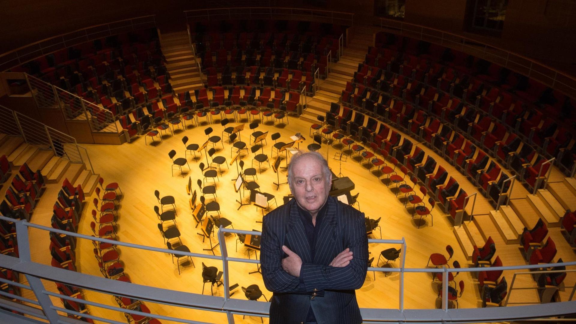 Der Dirigent Daniel Barenboim im noch unbesetzten Pierre-Boulez-Saal der neuen Akademie Der Dirigent Daniel Barenboim im noch unbesetzten Pierre-Boulez-Saal der neuen Akademie