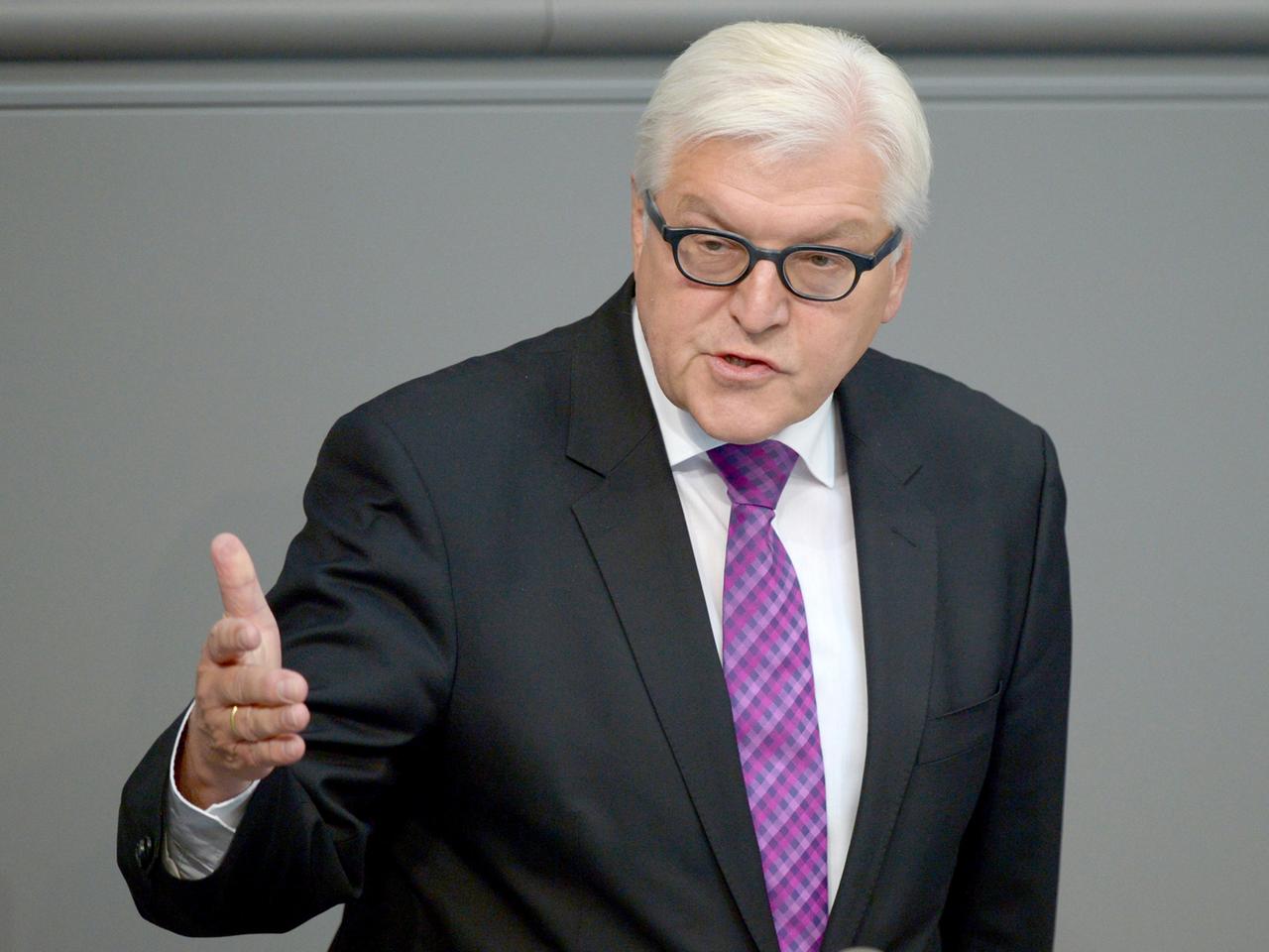 Bundesaußenminister Frank-Walter Steinmeier (SPD) spricht am 11.09.2014 im Deutschen Bundestag in Berlin zu den Abgeordneten. Bundesaußenminister Frank-Walter Steinmeier (SPD) spricht am 11.09.2014 im Deutschen Bundestag in Berlin zu den Abgeordneten.