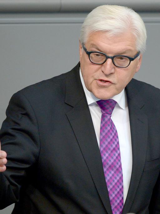 Bundesaußenminister Frank-Walter Steinmeier (SPD) spricht am 11.09.2014 im Deutschen Bundestag in Berlin zu den Abgeordneten.