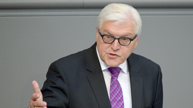 Bundesaußenminister Frank-Walter Steinmeier (SPD) spricht am 11.09.2014 im Deutschen Bundestag in Berlin zu den Abgeordneten.