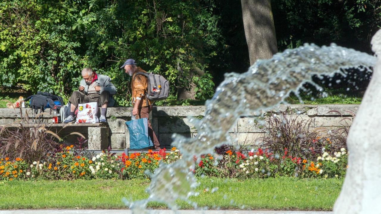 Obdachlose im Alten Botanischen Garten in München Obdachlose im Alten Botanischen Garten in München
