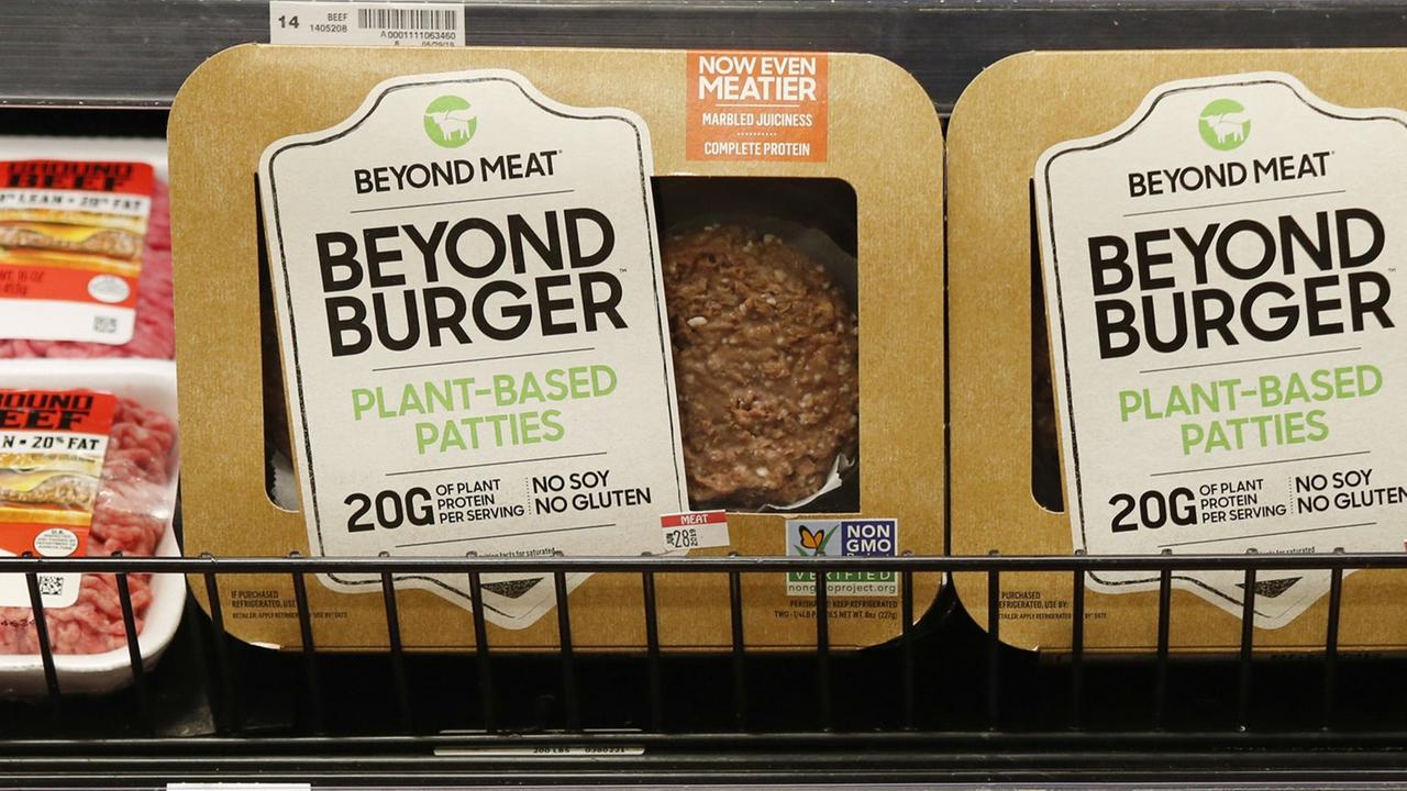 "Jetzt noch fleischiger", steht auf Packungen mit Beyond Burger-Pattys von Beyond Meat in einem Supermarkt in den USA. "Jetzt noch fleischiger", steht auf Packungen mit Beyond Burger-Pattys von Beyond Meat in einem Supermarkt in den USA.