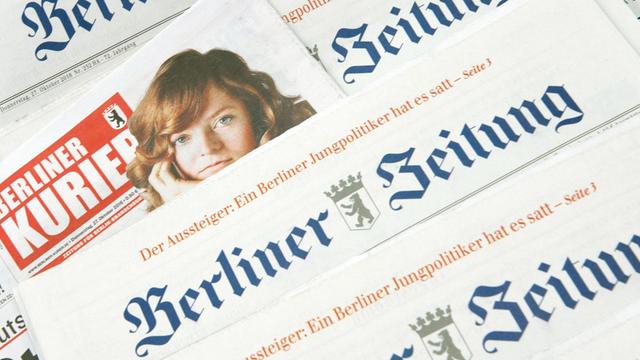 Mehrere Ausgaben der «Berliner Zeitung» und ein «Berliner Kurier» liegen auf einem Tisch