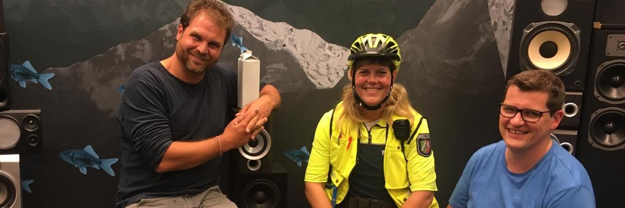 Die Radfunker Paulus Müller und Klaas Reese im Gespräch mit der Kölner Verkehrspolizistin Sonja Bongartz (Mitte). Die Radfunker Paulus Müller und Klaas Reese im Gespräch mit der Kölner Verkehrspolizistin Sonja Bongartz (Mitte).