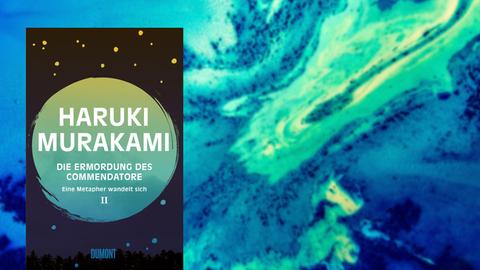 Im Vordergrund das Cover von Haruki Murakamis "Die Ermordung des Commendatore. Band 2", im Hintergrund ein Ausschnitt aus einem experimentellen Kunstwerk, bei dem verschiedene Flüssigkeiten in Blau- und Grüntönen ineinanderfließen.