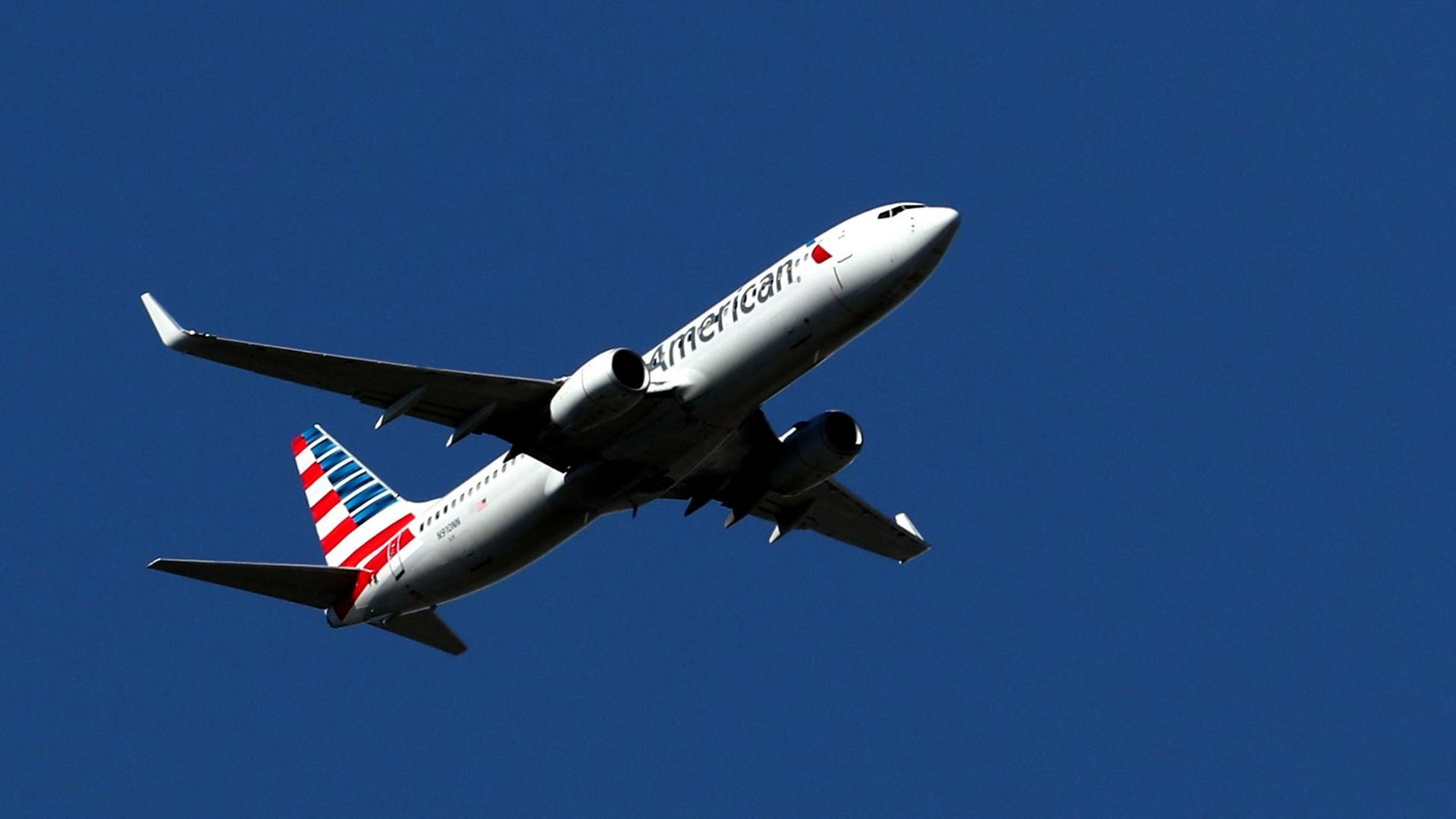 Eine Boeing 737 über dem Flughafen von Chicago Eine Boeing 737 über dem Flughafen von Chicago