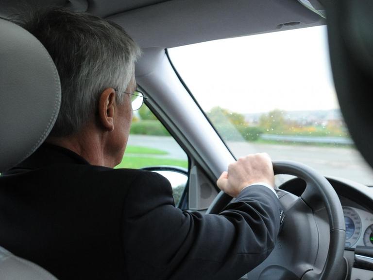 ILLUSTRATION - Ein Rentner sitzt am 23.10.2013 in Stuttgart (Baden-Württemberg) bei einem Fahrsicherheitstraining am Steuer. Nachdem ein 88 Jahre alter Autofahrer beim Ausparken einen schweren Unfall verursacht hat, warnen Experten vor pauschaler Kritik gegen Senioren am Steuer. Foto: Jonas Schöll/dpa