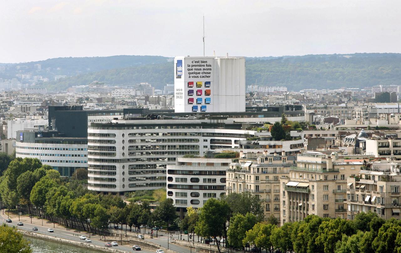 Blick vom Eiffelturm in Paris auf das Rundfunkhaus (Maison de la Radio)