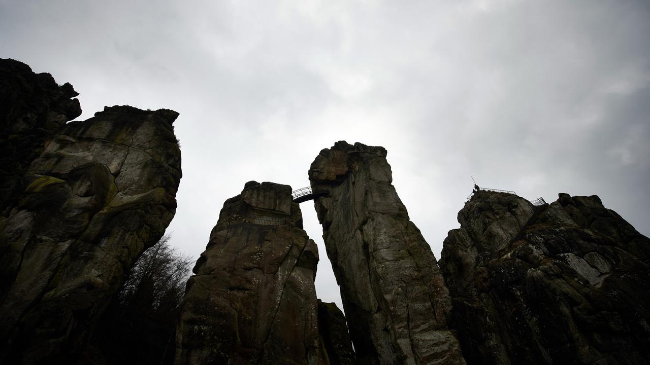 Die Externsteine im Teutoburger Wald in Ostwestfalen 