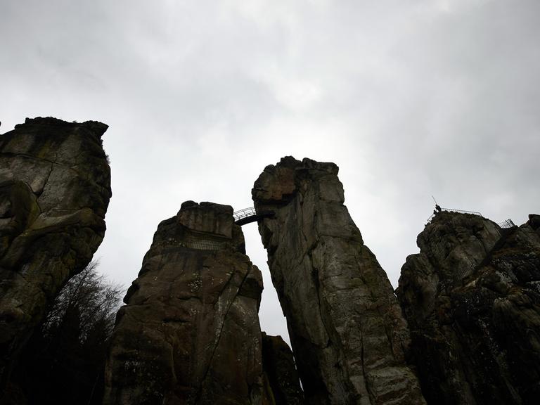 Die Externsteine im Teutoburger Wald in Ostwestfalen geben noch heute Rätsel über ihre Herkunft und ihren Zweck auf.
