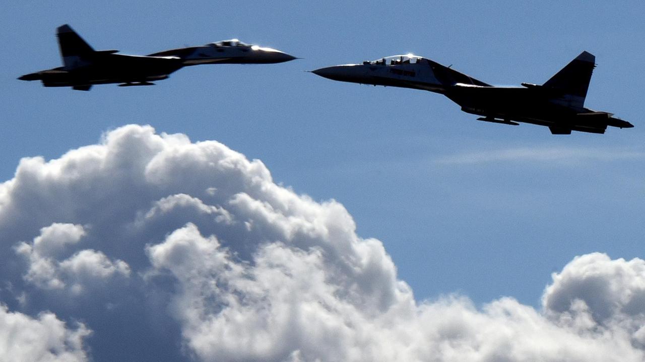 Zwei russische Sukhoi SU 27-Kampfflugzeuge bei einer Flugschau in Sankt Petersburg am, 25.4.2015. Zwei russische Sukhoi SU 27-Kampfflugzeuge bei einer Flugschau in Sankt Petersburg am, 25.4.2015.