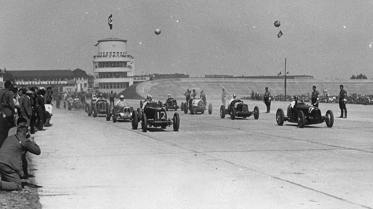 Avus-Rennen im Mai 1937: Start der Rennwagen der Klasse unter 1500 ccm. Avus-Rennen im Mai 1937: Start der Rennwagen der Klasse unter 1500 ccm.