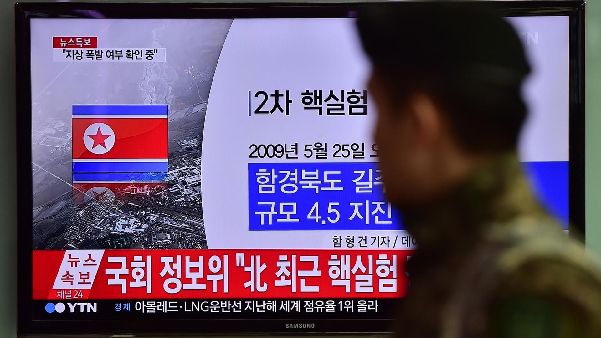 Menschen in Seoul schauen auf einen Fernseher, in dem über einen Wasserstoffbombentest Nordkoreas berichtet wird. Menschen in Seoul schauen auf einen Fernseher, in dem über einen Wasserstoffbombentest Nordkoreas berichtet wird.