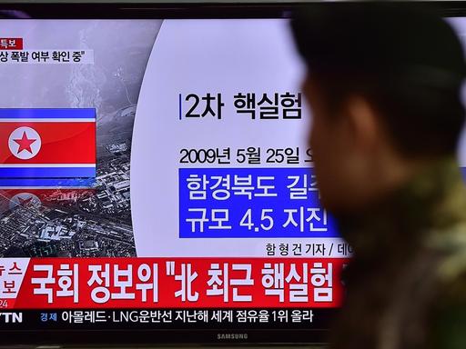 Menschen in Seoul schauen auf einen Fernseher, in dem über einen Wasserstoffbombentest Nordkoreas berichtet wird.