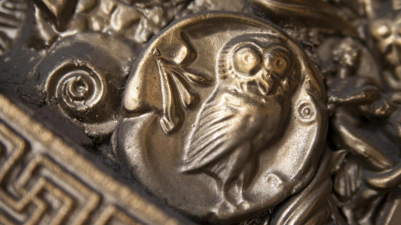 Skulptur einer griechischen Drachmen Münze