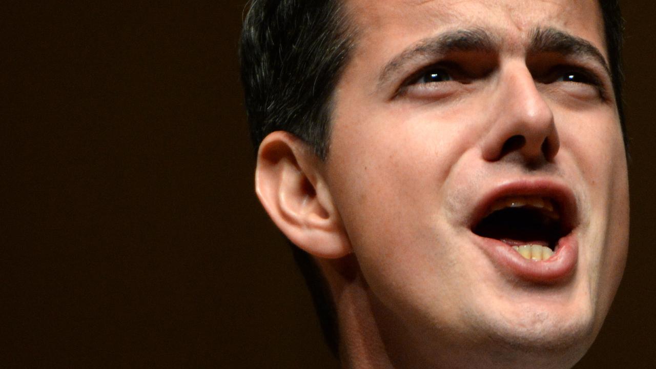 Nahaufnahme des französischen Countertenors Philippe Jaroussky, während er singt. Nahaufnahme des französischen Countertenors Philippe Jaroussky, während er singt.
