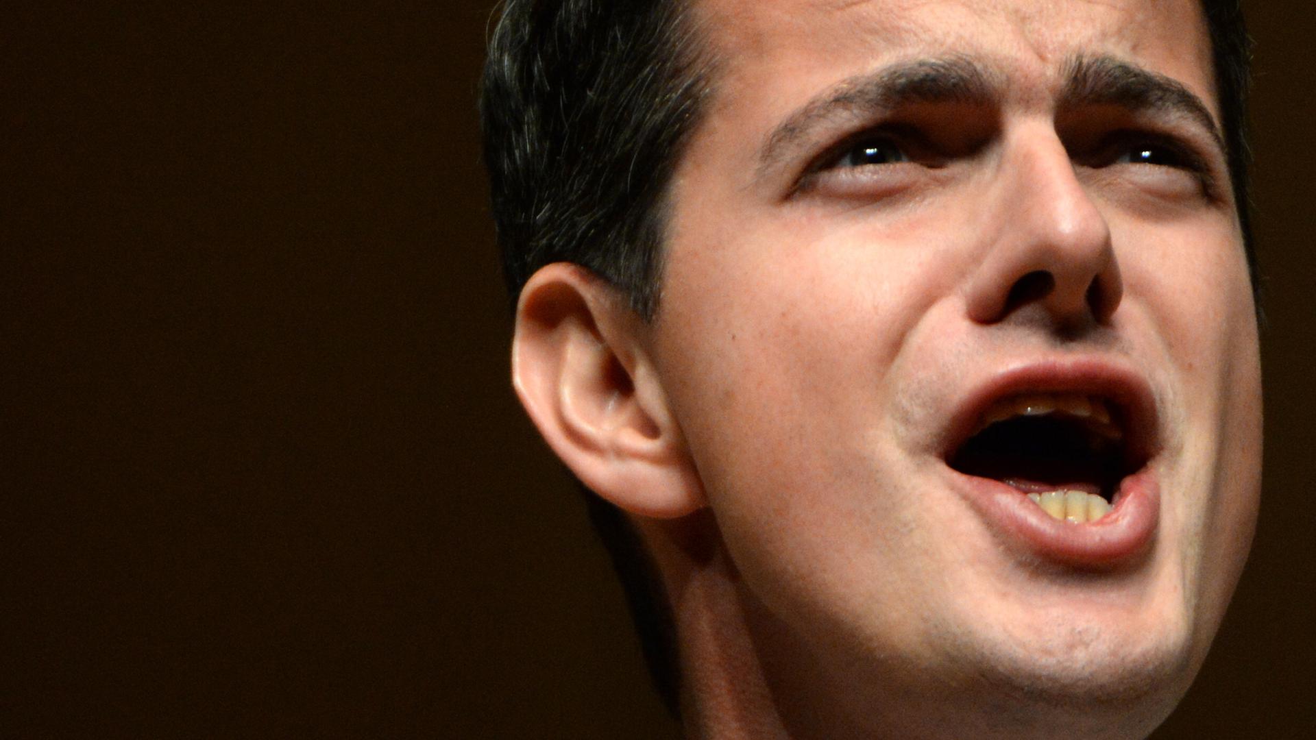 Nahaufnahme des französischen Countertenors Philippe Jaroussky, während er singt. Nahaufnahme des französischen Countertenors Philippe Jaroussky, während er singt.
