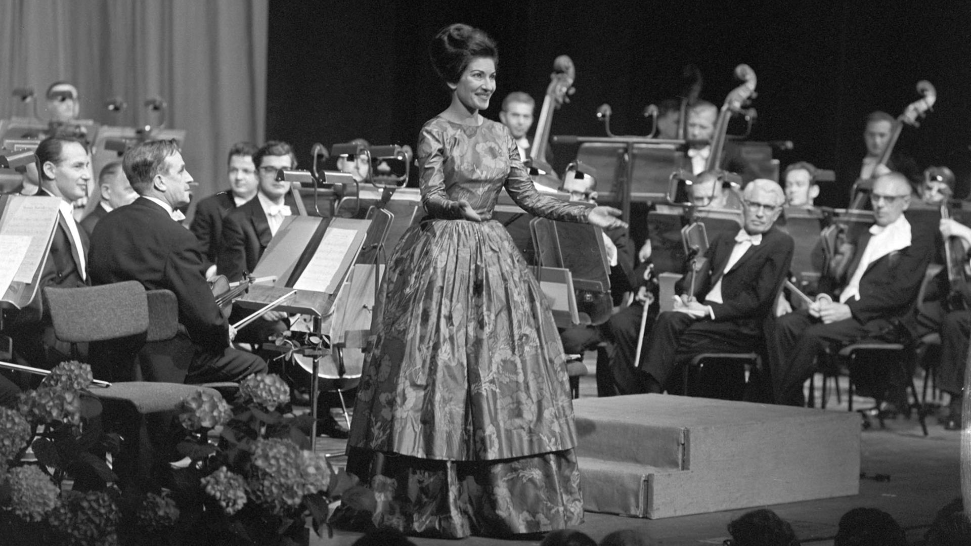 Das Bild vom 18.05.1963 zeigt Maria Callas während des Schlussapplauses nach dem Gala-Konzert in der Deutschen Oper Berlin.