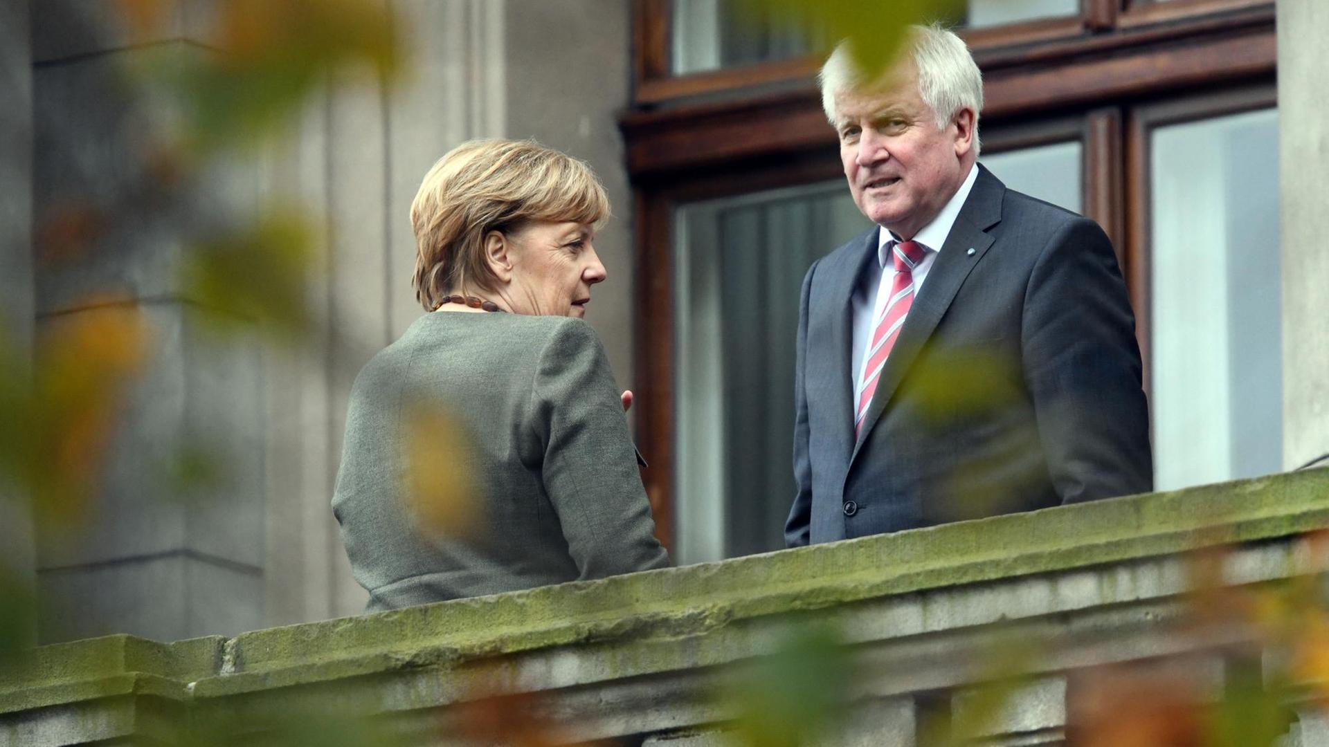 Bundeskanzlerin Angela Merkel (CDU) und Bayerns Ministerpräsident Horst Seehofer (CSU) stehen am 26.10.2017 in einer Verhandlungspause der Sondierungsverhandlungen zwischen CDU, CSU, FDP und Grünen auf dem Balkon der Parlamentarischen Gesellschaft. Bundeskanzlerin Angela Merkel (CDU) und Bayerns Ministerpräsident Horst Seehofer (CSU) stehen am 26.10.2017 in einer Verhandlungspause der Sondierungsverhandlungen zwischen CDU, CSU, FDP und Grünen auf dem Balkon der Parlamentarischen Gesellschaft.