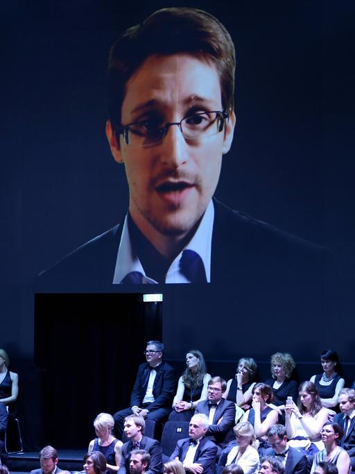 Der ehemalige US-Geheimdienstmitarbeiter Edward Snowden spricht in Hamburg während der Verleihung Henri-Nannen-Preis per Videobotschaft zu den Zuschauern.