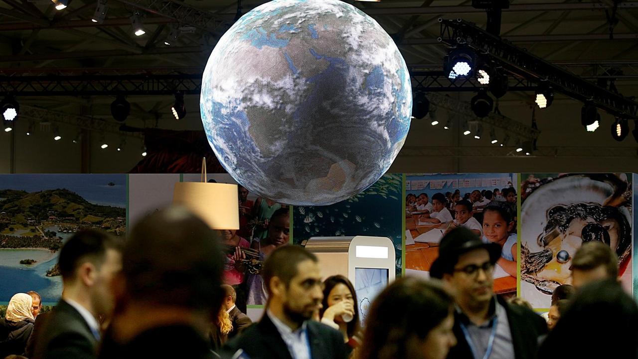 Eine Weltkugel hängt am 06.11.2017 in Bonn (Nordrhein-Westfalen) auf der Weltklimakonferenz auf dem deutschen Pavillion. Die Weltklimakonferenz COP23 findet 06. bis 17. November 2017 in Bonn statt Foto: Oliver Berg/dpa | Verwendung weltweit Eine Weltkugel hängt am 06.11.2017 in Bonn (Nordrhein-Westfalen) auf der Weltklimakonferenz auf dem deutschen Pavillion. Die Weltklimakonferenz COP23 findet 06. bis 17. November 2017 in Bonn statt Foto: Oliver Berg/dpa | Verwendung weltweit