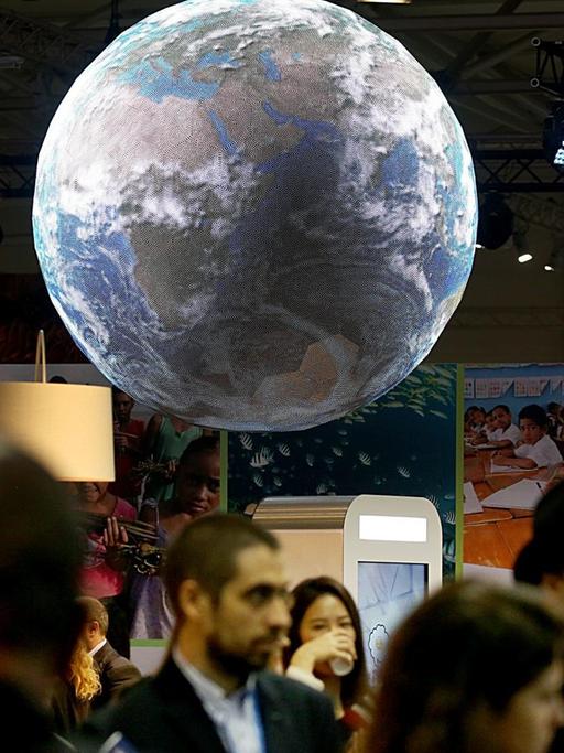 Eine Weltkugel hängt am 06.11.2017 in Bonn (Nordrhein-Westfalen) auf der Weltklimakonferenz auf dem deutschen Pavillion. Die Weltklimakonferenz COP23 findet 06. bis 17. November 2017 in Bonn statt Foto: Oliver Berg/dpa | Verwendung weltweit