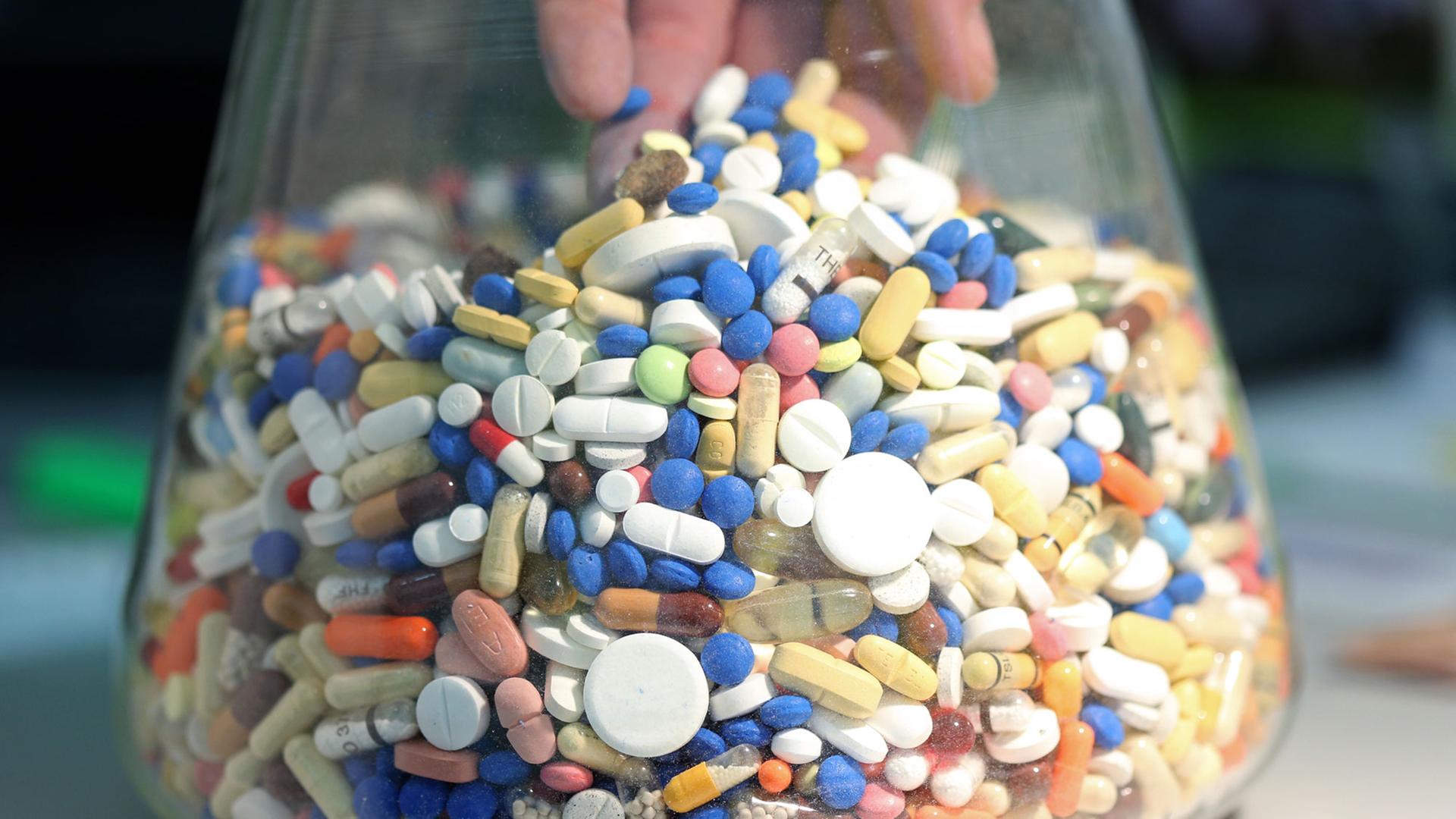 Tabletten liegen in einem Glas. Verschreibungspflichtige Medikamente mit dem Wirkstoff Methylphenidat gehören zu den Arzneistoffen mit stimulierender Wirkung, die oft als "Studentendroge" bezeichnet werden. Tabletten liegen in einem Glas. Verschreibungspflichtige Medikamente mit dem Wirkstoff Methylphenidat gehören zu den Arzneistoffen mit stimulierender Wirkung, die oft als "Studentendroge" bezeichnet werden.