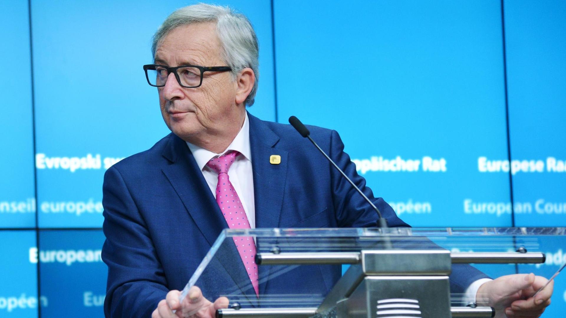 Juncker spricht auf einer Pressekonferenz in Brüssel. Juncker spricht auf einer Pressekonferenz in Brüssel.