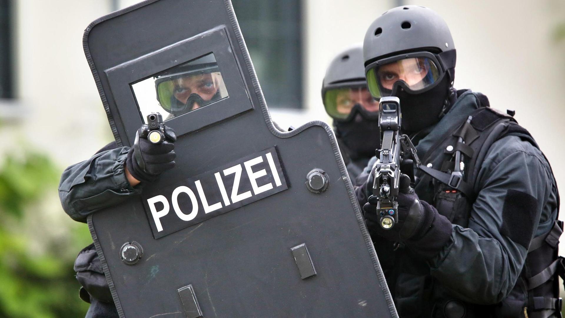 Beamte des Spezialeinsatzkommandos (SEK) des Landeskriminalamtes Thüringen während einer Übung. Beamte des Spezialeinsatzkommandos (SEK) des Landeskriminalamtes Thüringen während einer Übung.