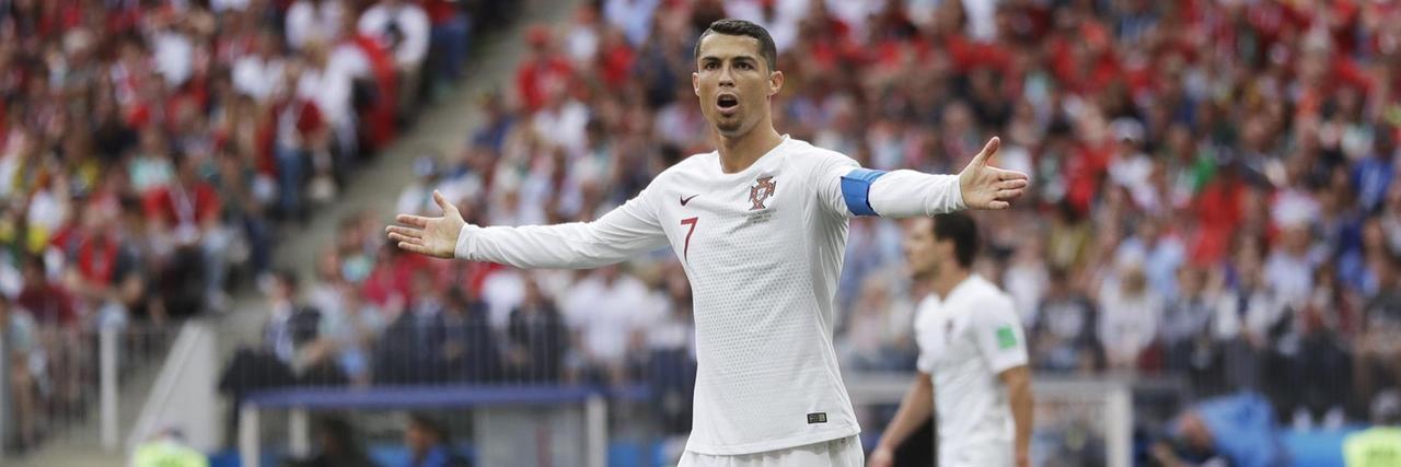 Portugals Cristiano Ronaldohebt die Arme beim Gruppenspiel gegen Marokko. Portugals Cristiano Ronaldohebt die Arme beim Gruppenspiel gegen Marokko.
