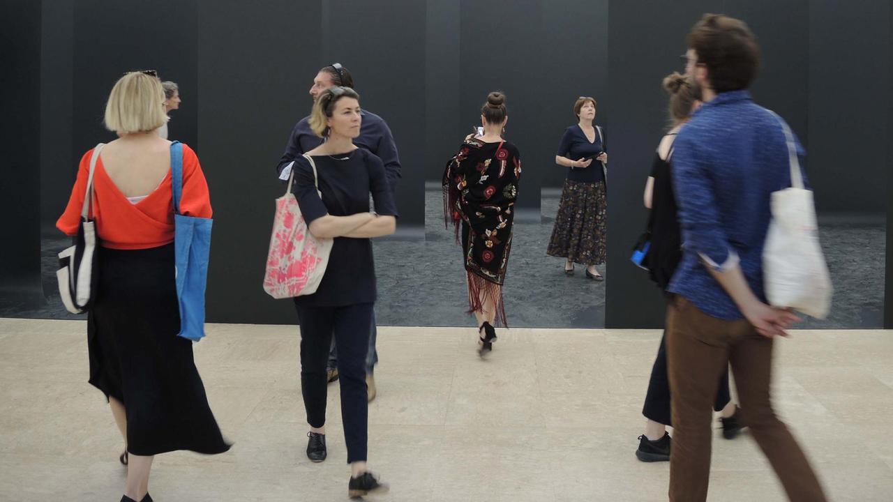 24.05.2018, Italien, Venedig: Besucher gehen durch die Ausstellung «Unbuilding Walls» der Architektengruppe Graft im deutschen Pavillon der 16. Internationalen Architektur-Biennale. Die 16. Ausgabe der Internationale Architektur-Biennale ist vom 26. Mai bis zum 25. November 2018 für das Publikum geöffnet. Foto: Lena Klimkeit/dpa | Verwendung weltweit 24.05.2018, Italien, Venedig: Besucher gehen durch die Ausstellung «Unbuilding Walls» der Architektengruppe Graft im deutschen Pavillon der 16. Internationalen Architektur-Biennale. Die 16. Ausgabe der Internationale Architektur-Biennale ist vom 26. Mai bis zum 25. November 2018 für das Publikum geöffnet. Foto: Lena Klimkeit/dpa | Verwendung weltweit