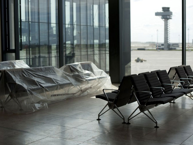 Zwei Stuhlreihen, davon eine noch mit Plastikfolie abgedeckt, in der Wartehalle des neuen Berliner Hauptstadtflughafens Willy Brandt.