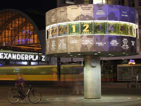 Weltzeituhr am Alexanderplatz in Berlin Weltzeituhr am Alexanderplatz in Berlin