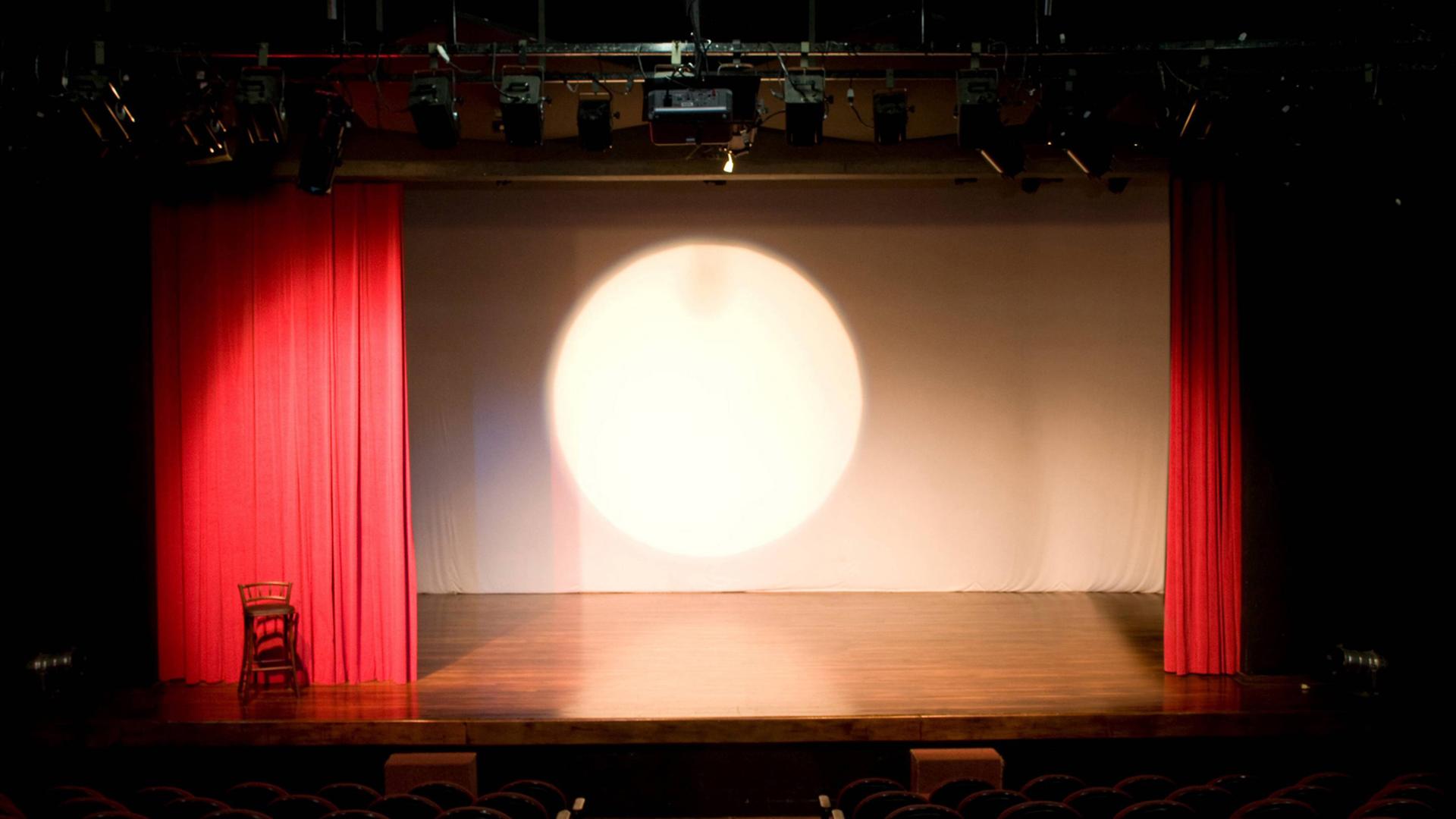 Eine leere Theaterbühne Eine leere Theaterbühne