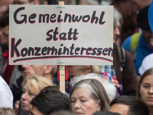 Gegen TTIP und Ceta demonstrieren mehrere tausend Menschen aus ganz Deutschland am 17.09.2016 in Frankfurt am Main (Hessen). Dabei steht auf einem Schild "Gemeinwohl statt Konzerninteressen".