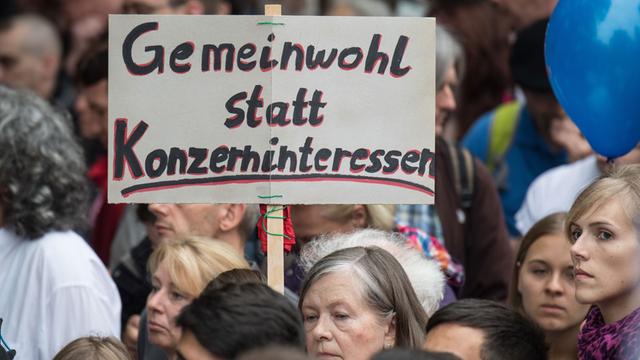 Gegen TTIP und Ceta demonstrieren mehrere tausend Menschen aus ganz Deutschland am 17.09.2016 in Frankfurt am Main (Hessen). Dabei steht auf einem Schild "Gemeinwohl statt Konzerninteressen".