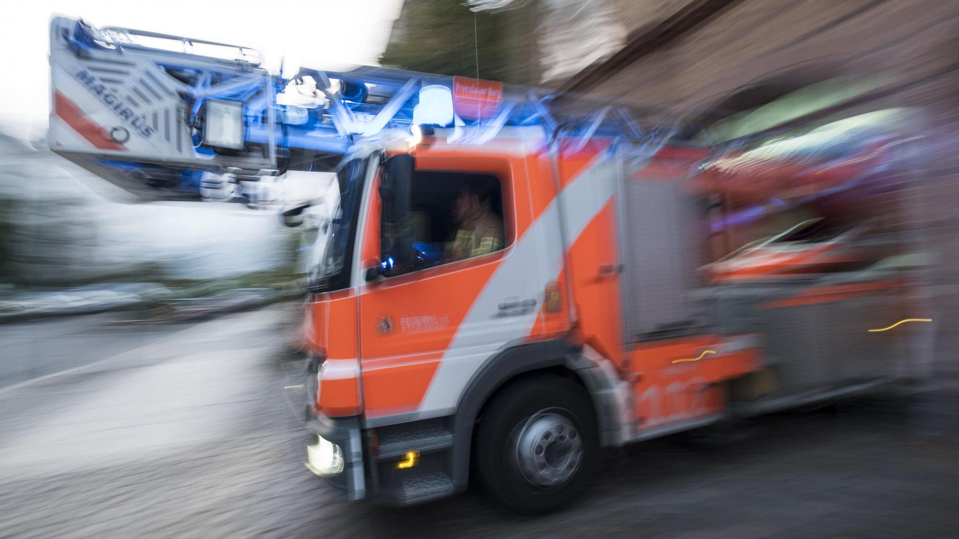 Ein Feuerwehrwagen rückt aus der Feuerwache in Berlin-Prenzlauer Berg aus. Ein Feuerwehrwagen rückt aus der Feuerwache in Berlin-Prenzlauer Berg aus.