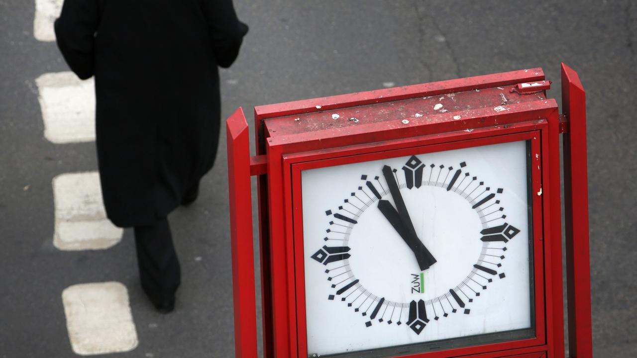 Ein Mann geht am 26.03.2015 um kurz vor 11.00 Uhr in Düsseldorf (Nordrhein-Westfalen) über eine Straße. Ein Mann geht am 26.03.2015 um kurz vor 11.00 Uhr in Düsseldorf (Nordrhein-Westfalen) über eine Straße.