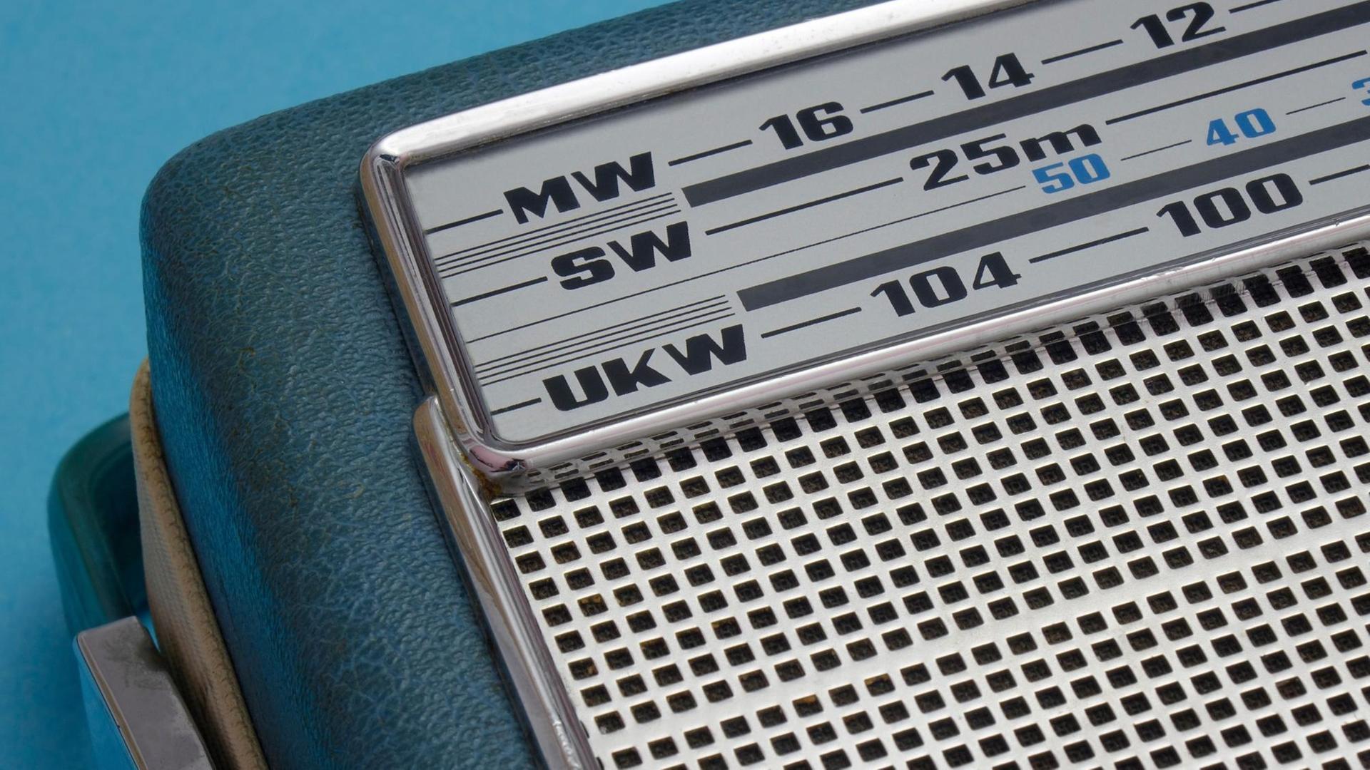 Ausschnitt eines alten Kofferradios Ausschnitt eines alten Kofferradios