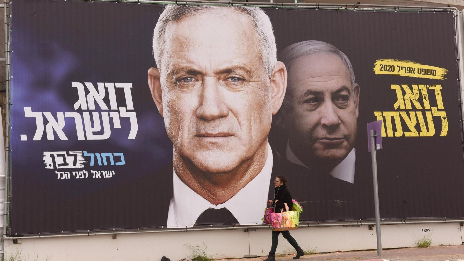 Ein Wahlplakat der Blau-Weißen Partei von Benny Gantz mit einem Konterfei von Gantz und Ministerpräisdent Benjamin Netanju mit der Aufschrift auf Hebräisch: Netanjahu denkt nur an sich, Gantz denkt ans Land (Parlamentswahlen, Israel) Ein Wahlplakat der Blau-Weißen Partei von Benny Gantz mit einem Konterfei von Gantz und Ministerpräisdent Benjamin Netanju mit der Aufschrift auf Hebräisch: Netanjahu denkt nur an sich, Gantz denkt ans Land (Parlamentswahlen, Israel)