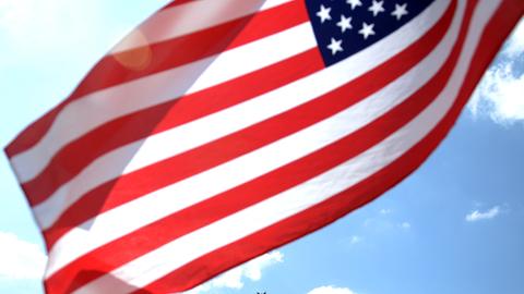 US-amerikanische Flagge vor dem Brandenburger Tor in Berlin