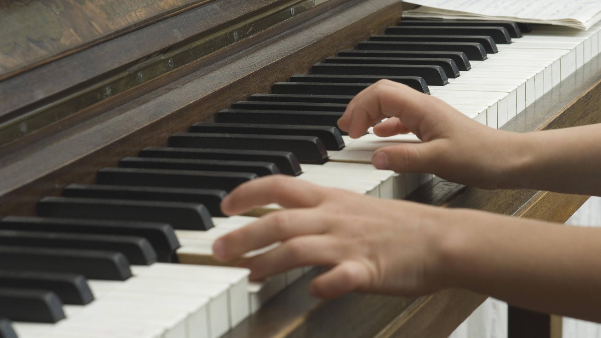 Ein Mädchen spielt Klavier Ein Mädchen spielt Klavier