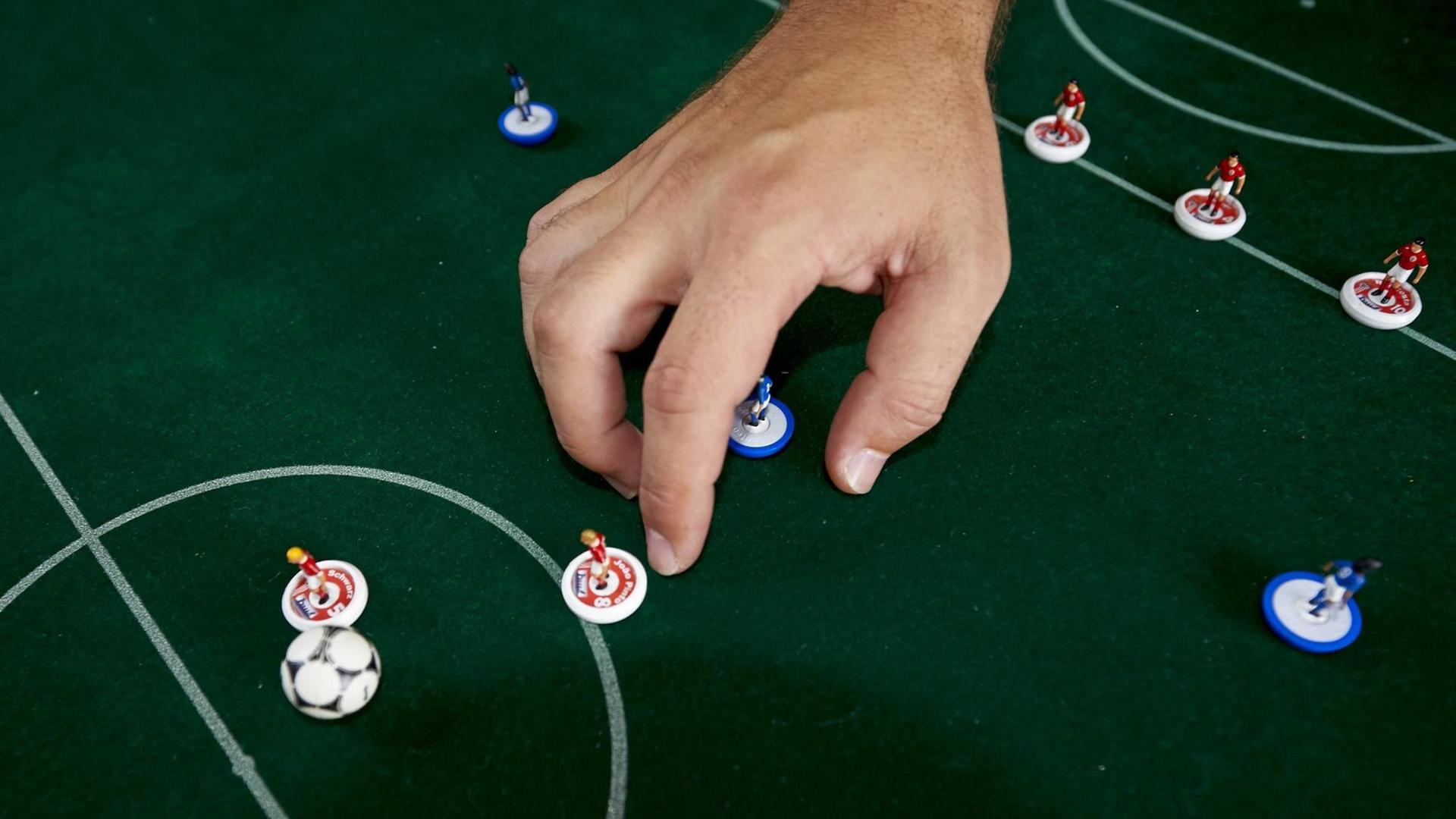 Ein Subboteo Spielfeld, ein Tisch-Fußballspiel bei dem zwei Spieler ihre Mannschaften mit zehn beweglichen Feld-Figuren bewegen können.