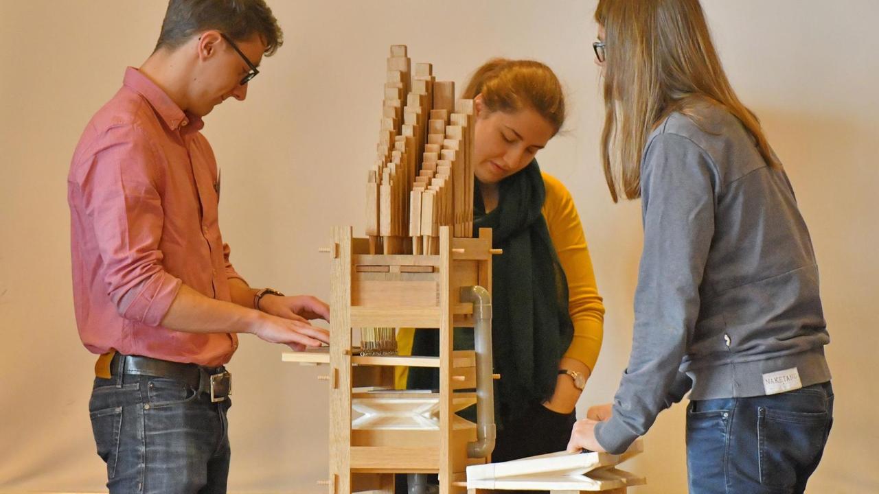Drei Musiker spielen die sebst gebastelte Orgel-Kidsorgel mit Spieltisch, Orgelpfeifen und Blasebald Drei Musiker spielen die sebst gebastelte Orgel-Kidsorgel mit Spieltisch, Orgelpfeifen und Blasebald
