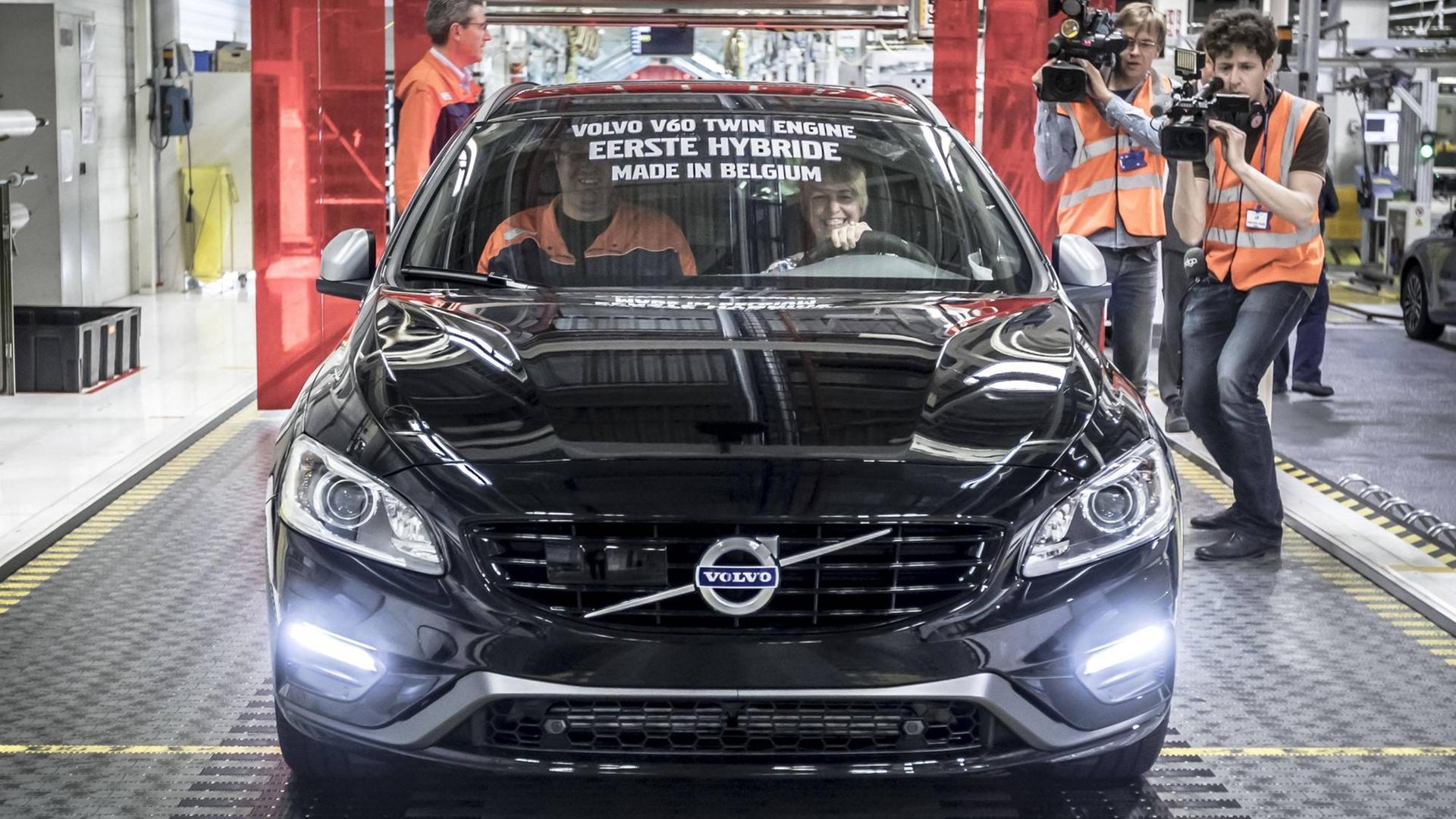 Ein Hybrid-Modell von Volvo in einer Werkshalle Ein Hybrid-Modell von Volvo in einer Werkshalle